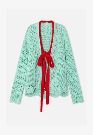 Cardigan tricoté vert menthe avec un motif texturé. Il présente une fermeture à nouer rouge à l'avant et un ourlet festonné.