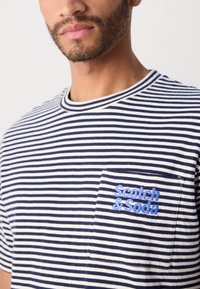 Scotch & Soda POCKET - Print T-shirt - white / navy