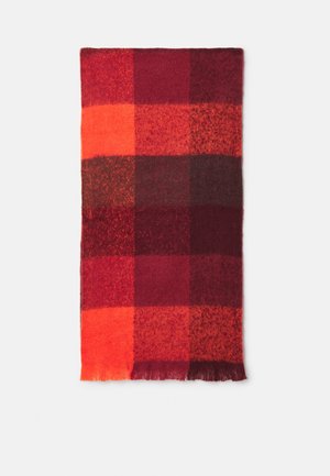 Écharpe rectangulaire en laine avec un grand motif à carreaux rouges et oranges et des franges courtes sur une extrémité, présentée à plat sur un fond blanc.