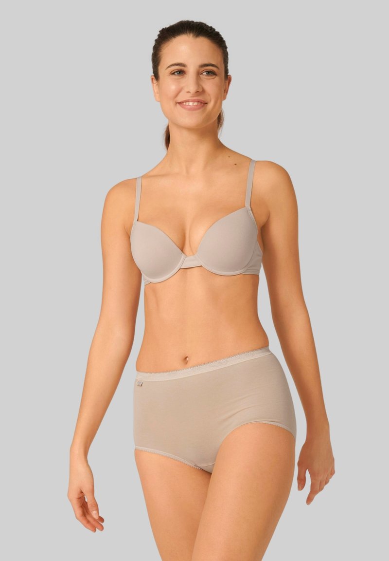 Reggiseno beige con spalline regolabili e coppe preformate, abbinato a slip a vita alta coordinati con una texture liscia e una vita elastica.