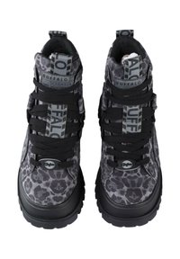 Sneakers alti in tessuto leopardato nero e grigio, con lacci neri spessi, colli imbottiti e suole in gomma con una finitura testurizzata.