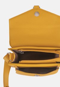 Borsa a tracolla gialla in pelle con finitura texture, dotata di chiusura a scatto metallica, tracolla regolabile e numerosi scomparti interni.