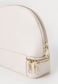Guess LARGE DOME - Trousse - cream