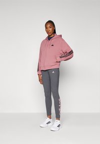 adidas Sportswear FUTURE ICONS THREE STRIPES FULL ZIP - Camisola com fecho - preloved crimson