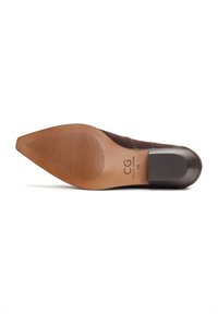 Tacco in suede marrone con punta affilata. Suola esterna texture con tacco liscio e arrotondato. Logo e taglia impressi sulla soletta.