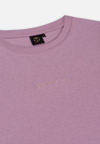 Paarse katoenen sweatshirt met een ronde hals en subtiele, verhoogde 'TOMORROWLAND' logo in een lichtere tint. Gladde textuur, casual ontwerp.