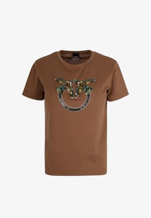 Rjava majica s kratkimi rokavi z velikim okrašenim motivom dveh ptic in dekorativnimi dragulji na prsih.