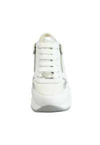 Sneaker bianco con tomaia in rete, dettagli in argento e design con lacci. Caratterizzato da una zip laterale e una suola testurizzata per una buona aderenza.