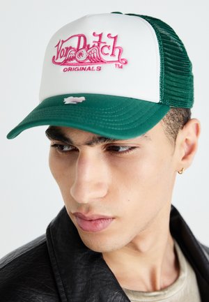 Grüne und weiße Trucker-Cap mit pinkem besticktem Logo, ausgestattet mit einem steifen Schirm und einem Netzrücken, getragen von einem Modell.