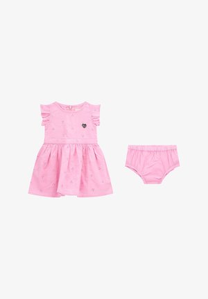 Vestido de algodón rosa con mangas cortas con volantes, costuras decorativas y un acento en forma de corazón. Combinado con bombachos rosa a juego.