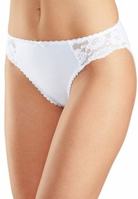 Witte stringonderbroek met een zachte stoffen voorkant, voorzien van een kantpaneel aan elke kant, gegolfde randen en een klein strikje aan de tailleband.