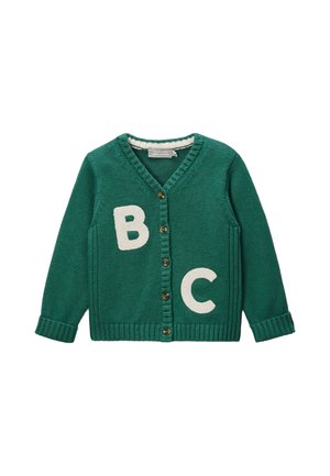 Cardigan tricoté vert pour enfant avec des boutons marron et de grandes lettres blanches B et C sur le devant.