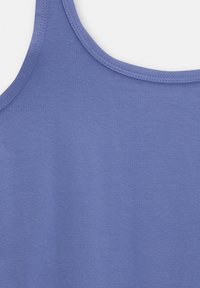 Débardeur violet en tissu de coton doux, avec un col rond et de fines bretelles, présentant une texture lisse et uniforme.