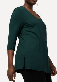 Ulla Popken TIEFER RUNDHALSAUSSCHNITT  - Langarmshirt - nachtgrün