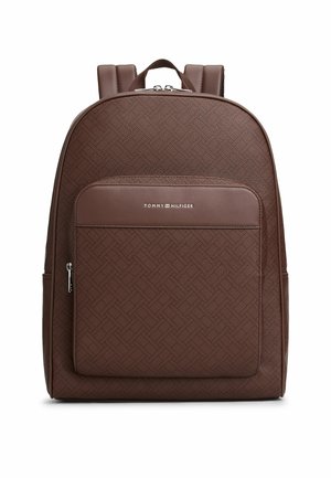 Mochila marrón de cuero texturizado con bolsillo frontal con cremallera y logo de "Tommy Hilfiger", correas acolchadas para los hombros y asa superior para llevar.