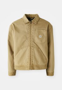 Giacca tan con zip frontale, colletto a punta, tasca sul petto e ampie tasche laterali. Realizzata in tessuto resistente con dettagli di cucitura in vista.