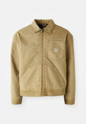 Giacca tan con zip frontale, colletto a punta, tasca sul petto e ampie tasche laterali. Realizzata in tessuto resistente con dettagli di cucitura in vista.