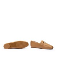 Mocassins en cuir jaune tan avec un bout arrondi, une sangle décorative avec un accent doré et une semelle plate en caoutchouc texturée.