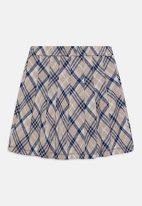 Gonna a quadri in beige, blu navy e bianco, presenta un design svasato con pieghe e una texture liscia, che mette in mostra un audace pattern a scacchi in tutto.