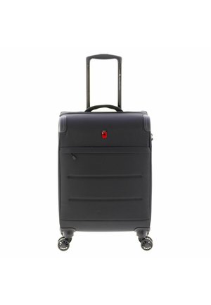 Maleta rígida negra con asa telescópica extendida, bolsillo frontal con cremallera y cuatro ruedas giratorias sobre un fondo blanco.