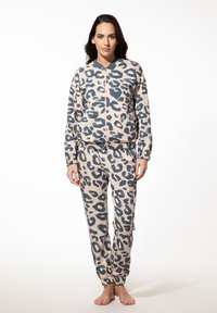 Luipaardprint bijpassende loungeoutfit set van zacht materiaal; bevat een rits bomberjack met elastische manchetten en bijpassende broek met elastische tailleband.