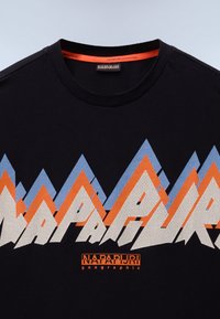 Camisa de algodão preta com um padrão geométrico de montanha em azul, laranja e branco. O decote tem um detalhe laranja. Logótipo da marca exibido.