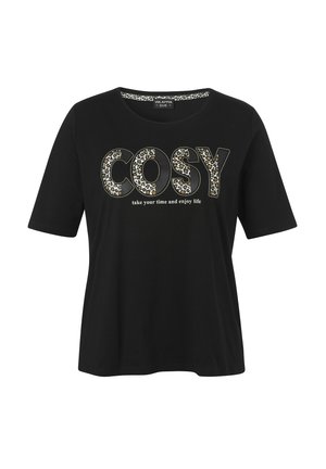Zwarte t-shirt met korte mouwen met "COSY" in leeuwenprintletters. Tekst "neem je tijd en geniet van het leven" eronder. Zachte katoenen stof. Ronde halslijn.