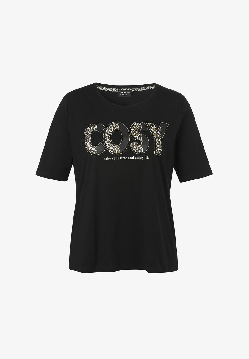 Zwarte t-shirt met korte mouwen met "COSY" in leeuwenprintletters. Tekst "neem je tijd en geniet van het leven" eronder. Zachte katoenen stof. Ronde halslijn.