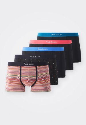 Cinq paires de boxers pour hommes. L'une présente des rayures multicolores ; les autres sont noires unies avec des couleurs de ceinture variées et de petits motifs en accents.