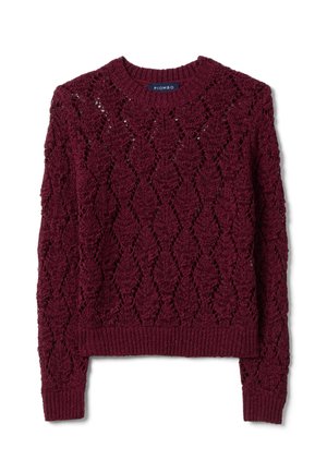 Suéter de punto de manga larga color burdeos con un patrón de diamantes texturizado y puños, dobladillo y cuello redondo acanalados.