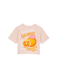 Roosa puuvillane lühikeste varrukatega t-särk, millel on graafika apelsinist ja tekst "FRESH ORANGES" ning "Refreshing Taste" oranžide ja roosade toonidega.