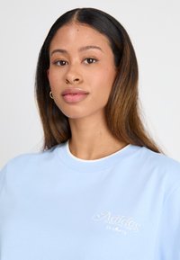 adidas Originals GRAPHIC TEE - Apdrukāts T-krekls - clear sky