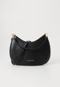 Bolso de mano de cuero negro con una silueta curva, acentos de hardware en tono dorado y una correa de hombro desmontable. Logotipo dorado de "Valentino" visible.