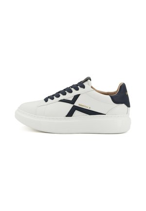 Sneakers sportive bianche con accenti navy, lacci piatti, suola texturizzata e dettagli del logo sul lato e sul tallone. Materiale in pelle liscia.