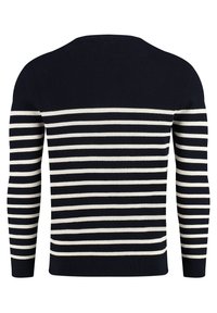 Granatowy i kremowy sweter w paski z długimi rękawami, o prążkowanej fakturze, z okrągłym dekoltem i kontrastującymi poziomymi paskami na całej części ciała.