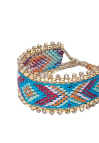 Vävd armband med livfulla färger i ett zigzag-mönster, med guldprydnader och en slät yta.