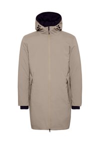 Parka impermeable beige con cuello alto, cremallera frontal y bolsillos laterales. Presenta capucha y puños forrados en negro, textura suave.
