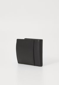 Portafoglio in pelle nera dal design elegante. Presenta una texture liscia e cuciture minimali, che mettono in risalto una silhouette compatta e moderna.
