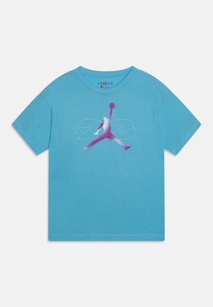 Camiseta de algodón azul claro con mangas cortas. Presenta un gráfico de una figura saltando en blanco y rosa, con "23" y estrellas en el diseño.