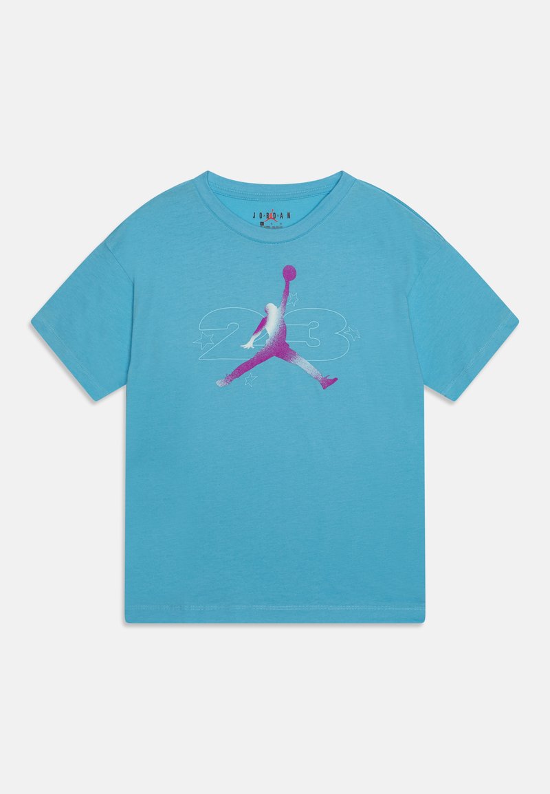 Camiseta de algodón azul claro con mangas cortas. Presenta un gráfico de una figura saltando en blanco y rosa, con "23" y estrellas en el diseño.
