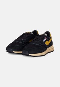 Sneaker in suede nero con un accento giallo, pannelli in rete, suola testurizzata e logo sulla linguetta. Presenta un classico design con lacci.