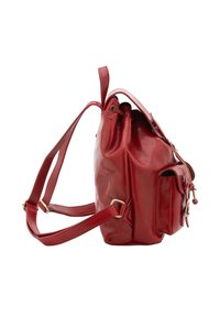 Zaino in pelle rossa con superficie liscia, chiusura a coulisse, spallacci regolabili e tasca laterale. Presenta dettagli in metallo color oro.