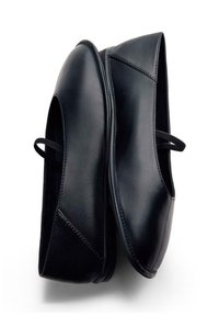 Ballerines en cuir noir avec une texture lisse, bout rond, détails élastiques et semelle à profil bas. Design minimaliste avec des accents de couture.
