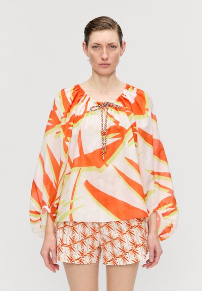 Mouwloze, lichte blouse met abstracte bladeren in oranje en geel, voorzien van een gathered halslijn en een strik. Gecombineerd met patroon short.