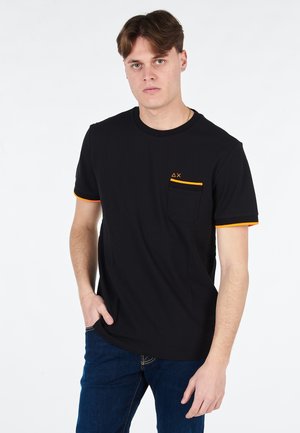 Sun68, SMALL STRIPES ON CUFFS - T-shirt con stampa - nero