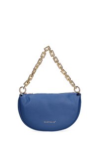 Borsa in pelle blu con una forma curvata, dotata di una tracolla in catena dorata e una chiusura con zip. Il nome del marchio "MARTINA K" è stampato in oro.