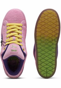 Roze suède sneakers met gele veters, paarse accenten en een textuur bovenkant. De zool heeft een gradient patroon van groen naar bruin.