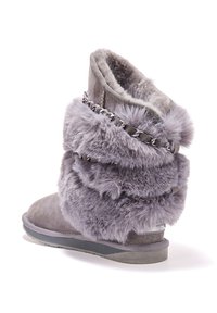 Sive antilopne gležnjače s luksuznim umetkom od umjetnog krzna, pletenim detaljima i debelim gumenim đonom. Imaju mekanu teksturu i zaobljen oblik.