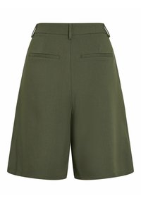 Pantaloni corti verde oliva con un design sartorial, dotati di un fronte piatto, due tasche posteriori e una texture liscia. Lunghezza fino a metà coscia.
