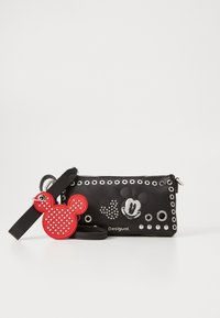 Zwarte ritszak gemaakt van synthetisch materiaal, met zilveren studs en Mickey Mouse versieringen, inclusief een rode tag in de vorm van Mickey.